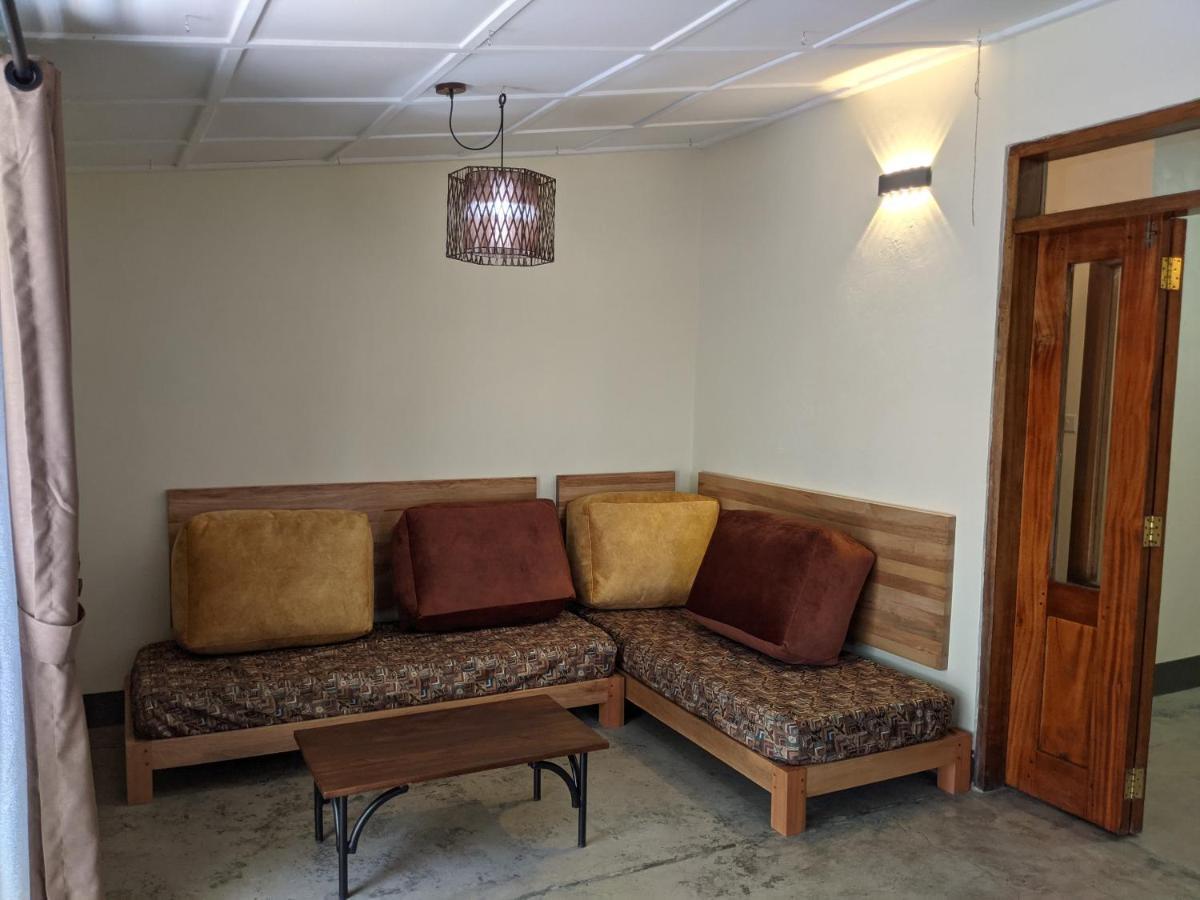 Dutchess Hotel And Restaurant Fort Portal Екстериор снимка