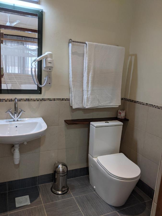Dutchess Hotel And Restaurant Fort Portal Екстериор снимка