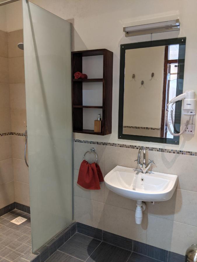 Dutchess Hotel And Restaurant Fort Portal Екстериор снимка