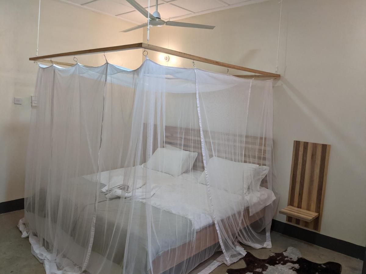 Dutchess Hotel And Restaurant Fort Portal Екстериор снимка