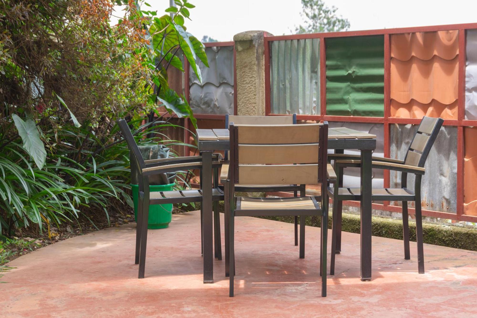 Dutchess Hotel And Restaurant Fort Portal Екстериор снимка