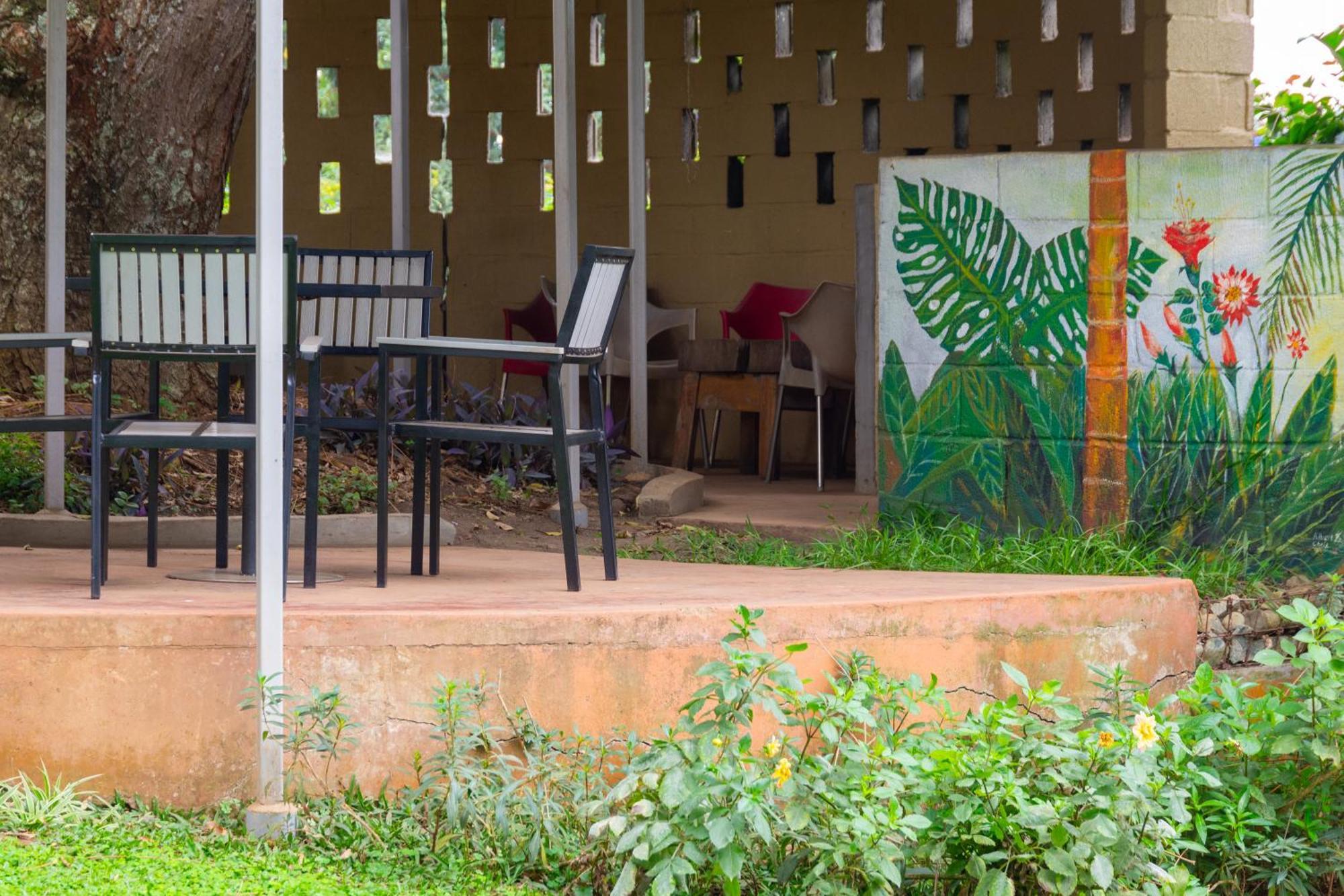 Dutchess Hotel And Restaurant Fort Portal Екстериор снимка