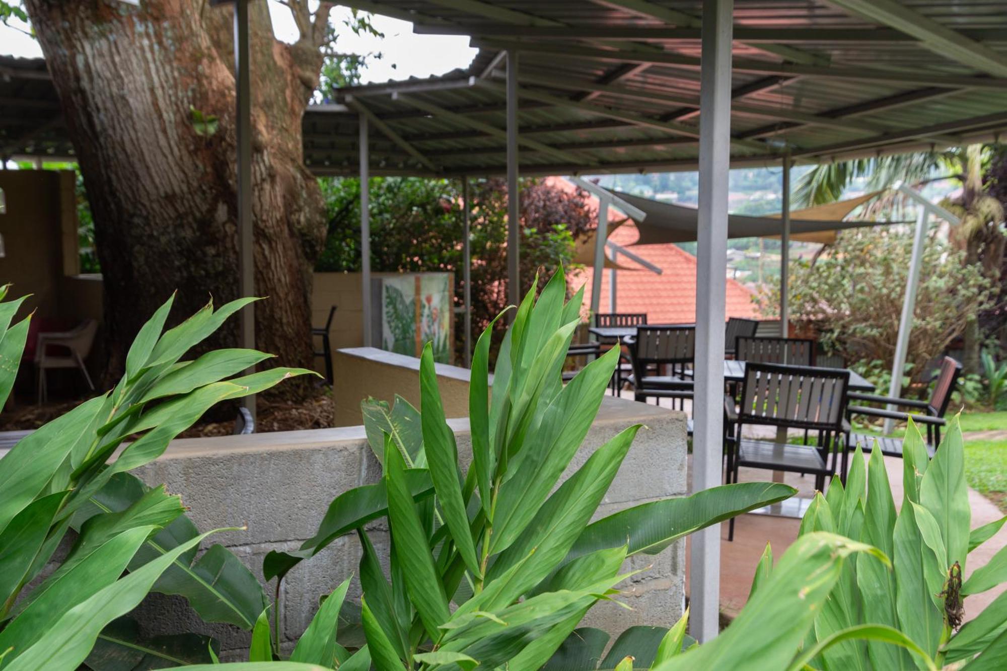 Dutchess Hotel And Restaurant Fort Portal Екстериор снимка