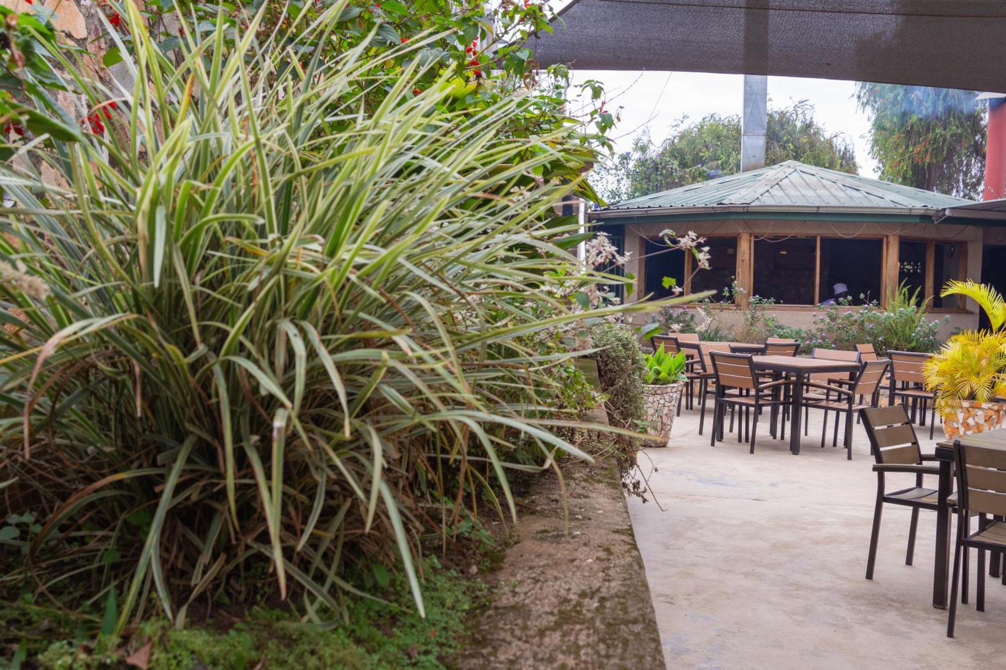 Dutchess Hotel And Restaurant Fort Portal Екстериор снимка