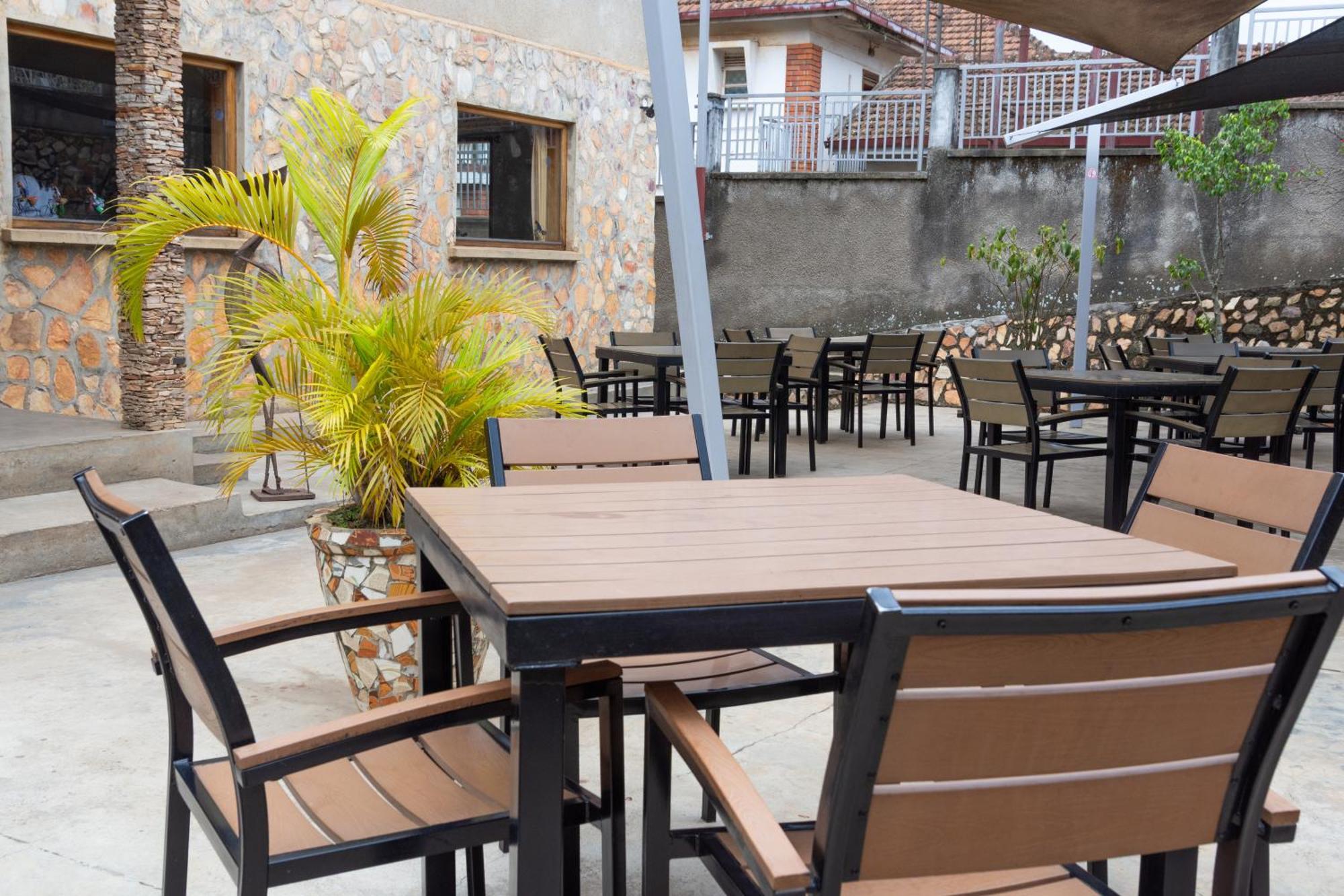 Dutchess Hotel And Restaurant Fort Portal Екстериор снимка