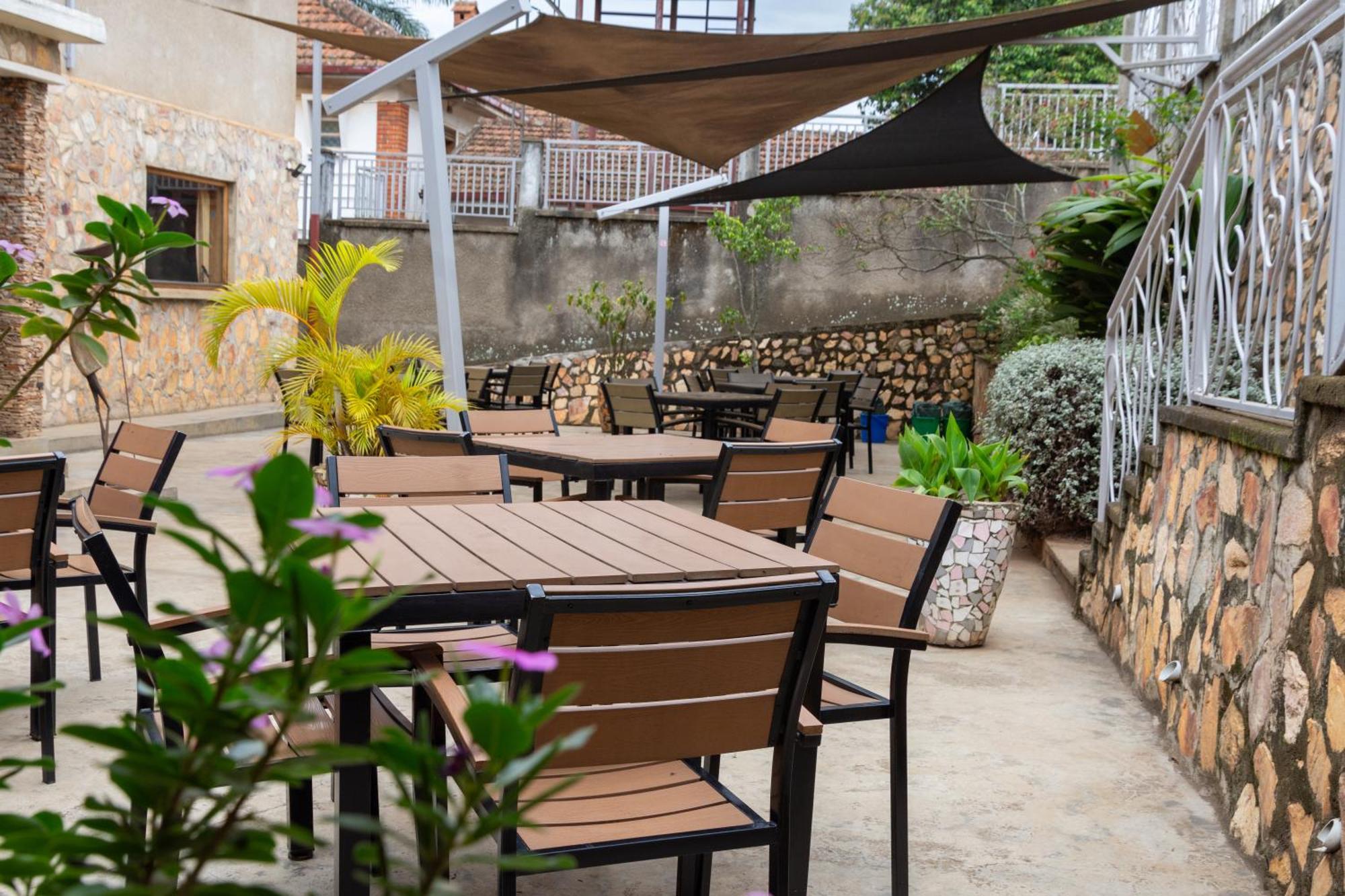 Dutchess Hotel And Restaurant Fort Portal Екстериор снимка