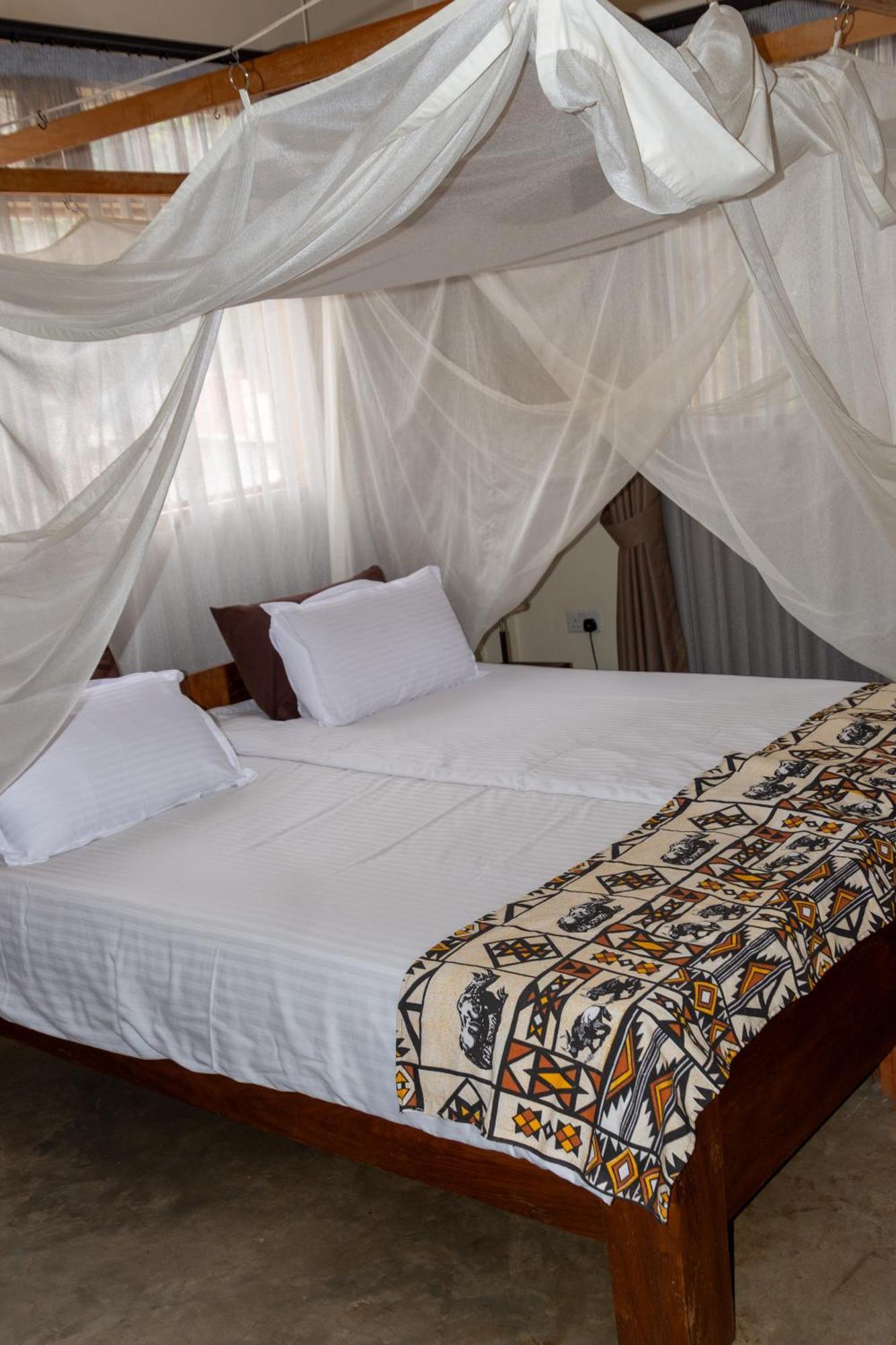 Dutchess Hotel And Restaurant Fort Portal Екстериор снимка