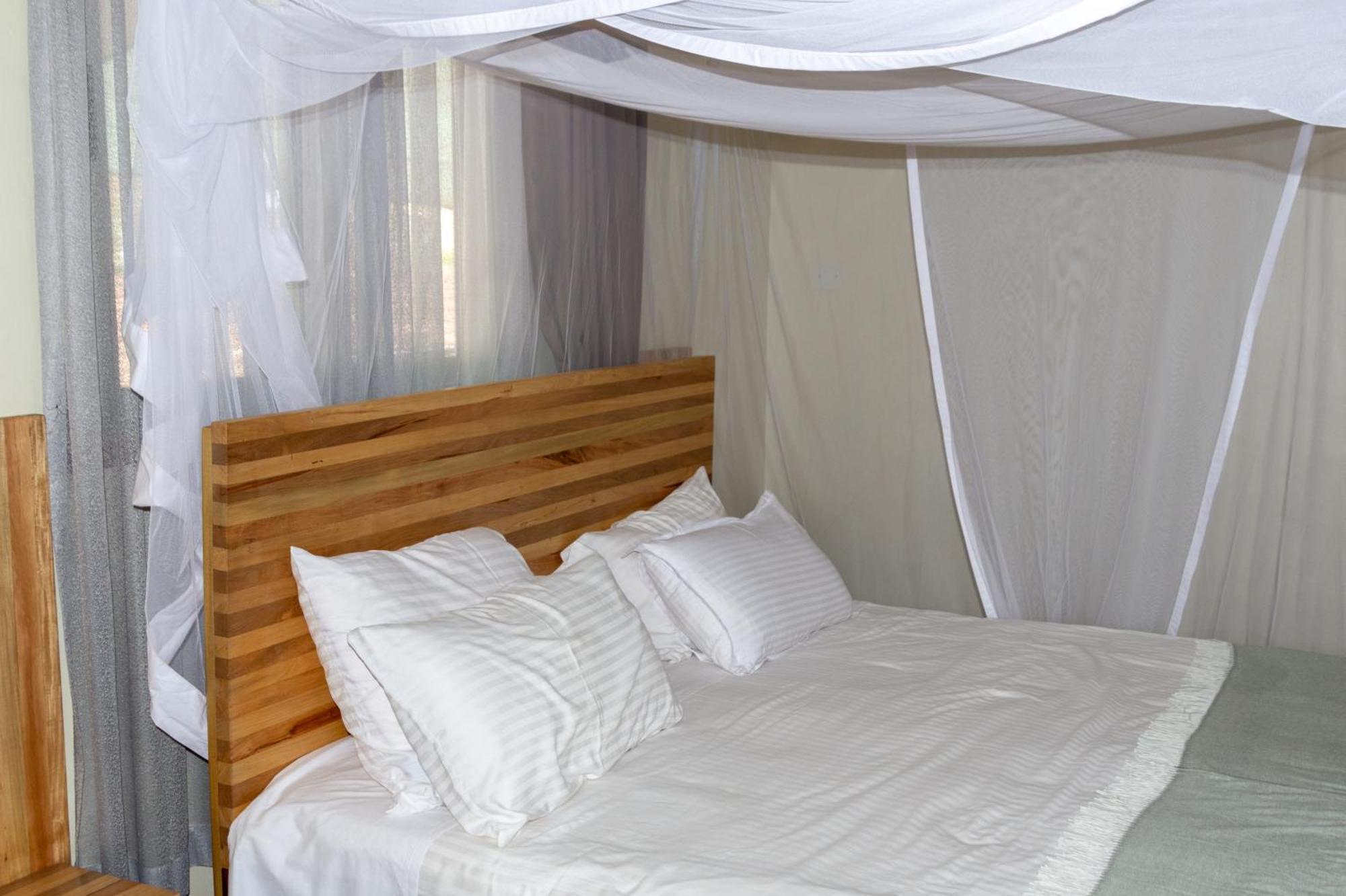 Dutchess Hotel And Restaurant Fort Portal Екстериор снимка