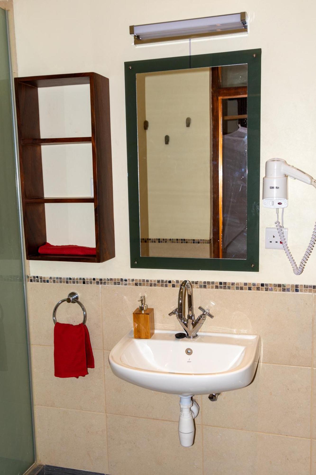 Dutchess Hotel And Restaurant Fort Portal Екстериор снимка