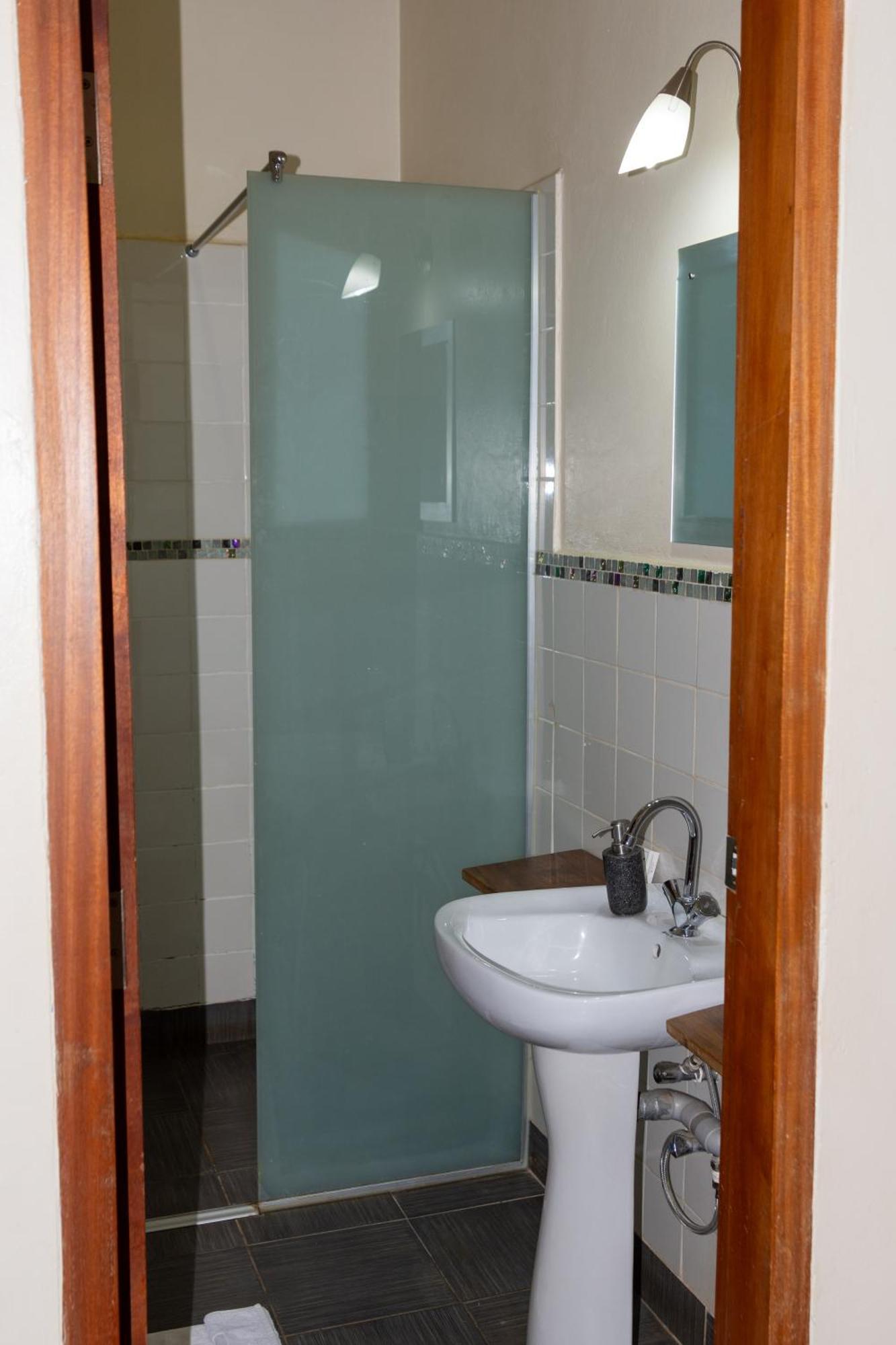 Dutchess Hotel And Restaurant Fort Portal Екстериор снимка