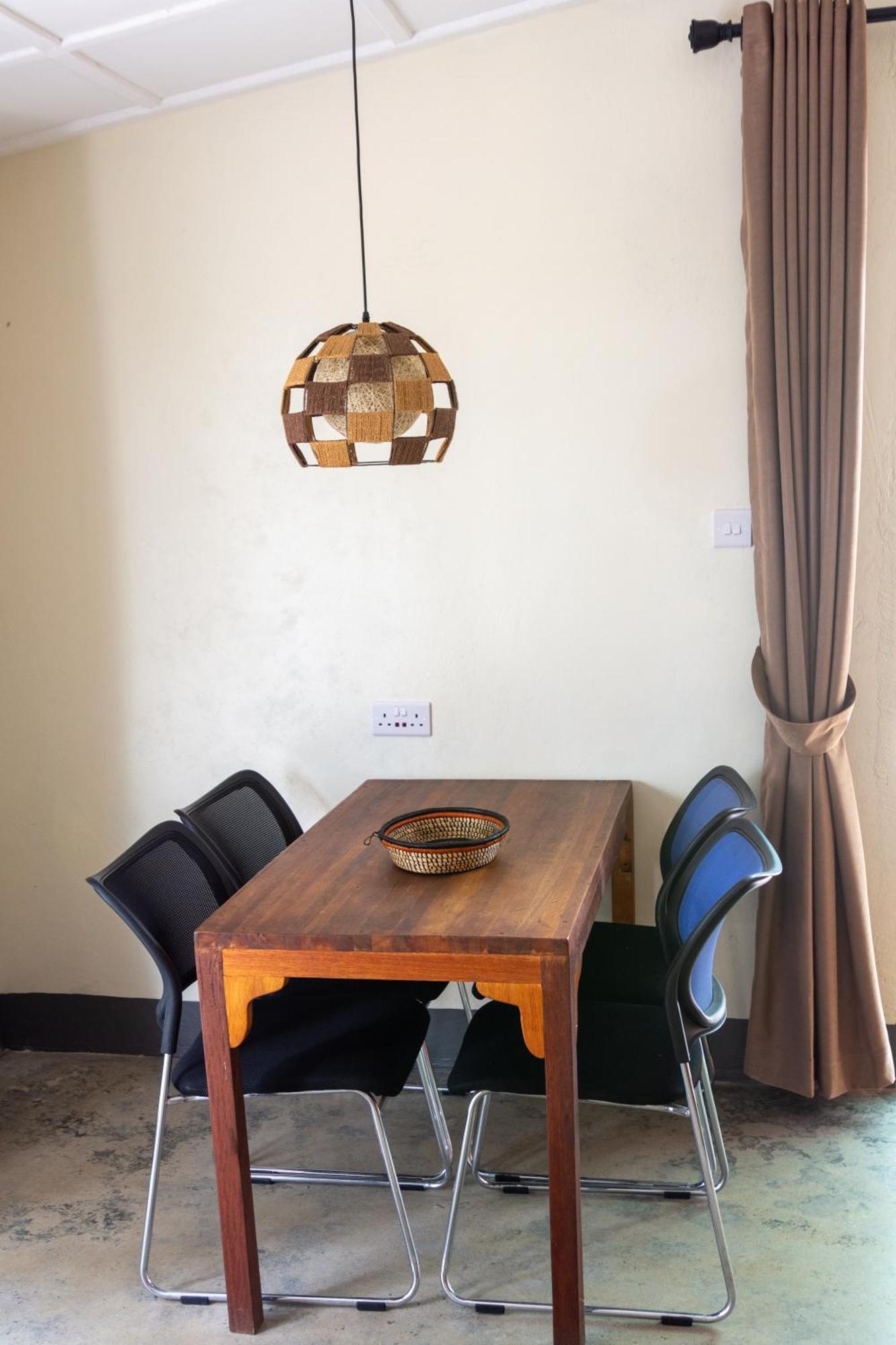 Dutchess Hotel And Restaurant Fort Portal Екстериор снимка
