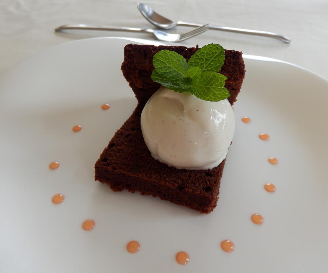 Dutchess Hotel And Restaurant Fort Portal Екстериор снимка